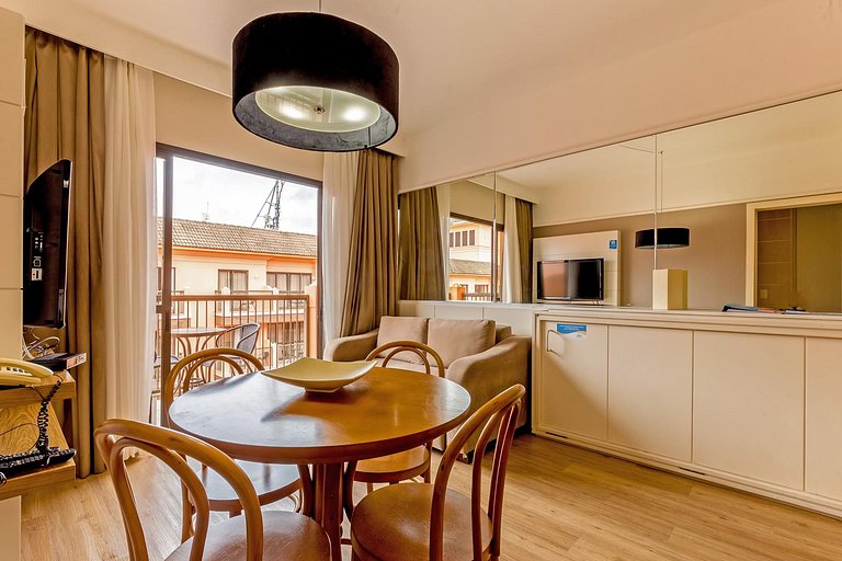 Suíte vista mar e piscina resort em Jurerê JBV462 Seazone