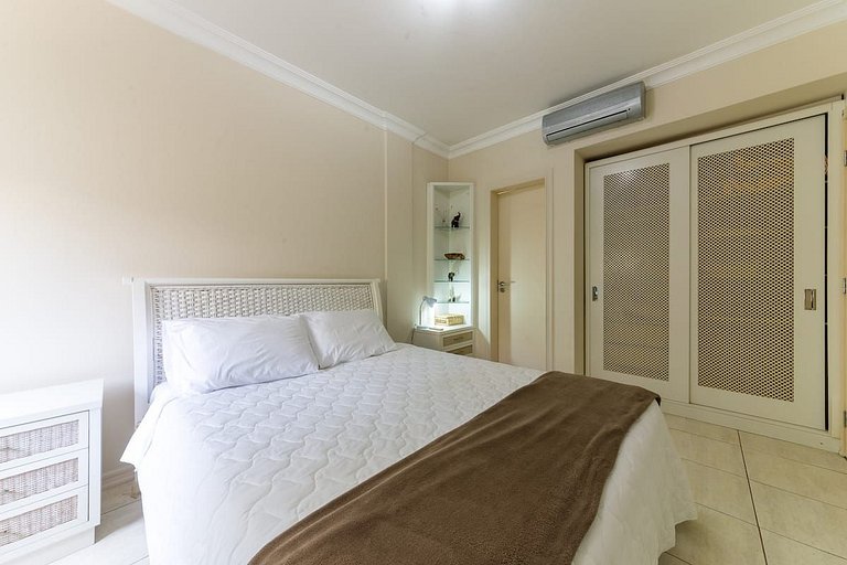 Apartamento em Jurerê amplo aconchegante ótimo VDI208Seazone