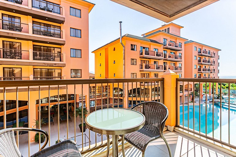 Apto com vista para a piscina e mar em Jurerê JBV306
