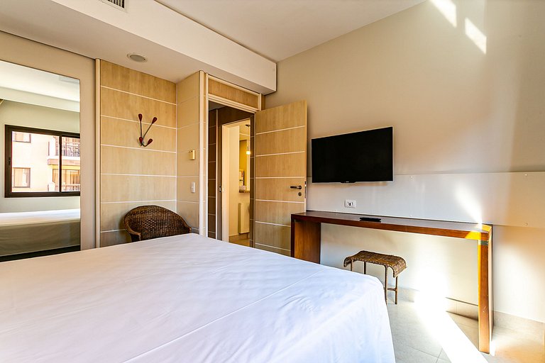 Apto com vista para a piscina e mar em Jurerê JBV306