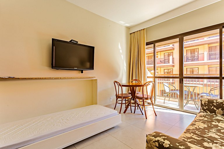 Apto com vista para a piscina e mar em Jurerê JBV306