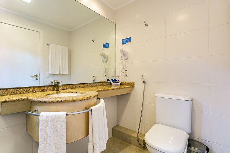 Apto com vista para a piscina e mar em Jurerê JBV306