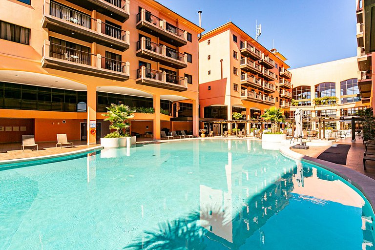 Conforto. c/ varanda em Cond. c/ piscina JBV0432