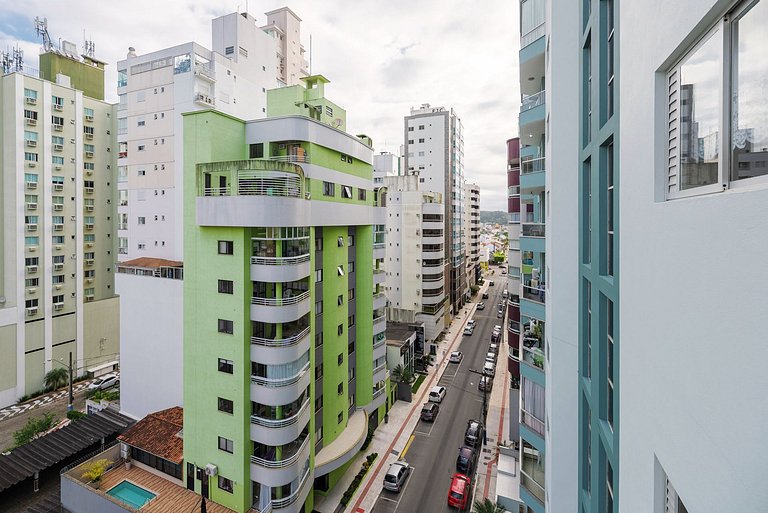 Apto com varanda 400m do mar B Camboriú RFT505