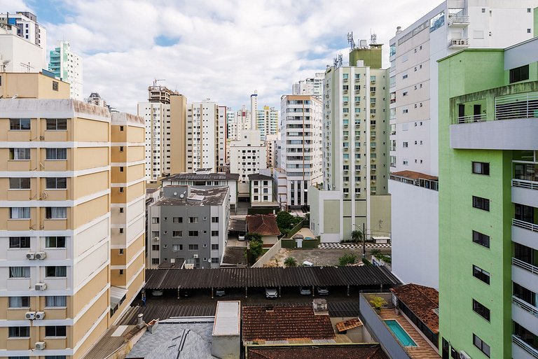 Apto com varanda 400m do mar B Camboriú RFT505