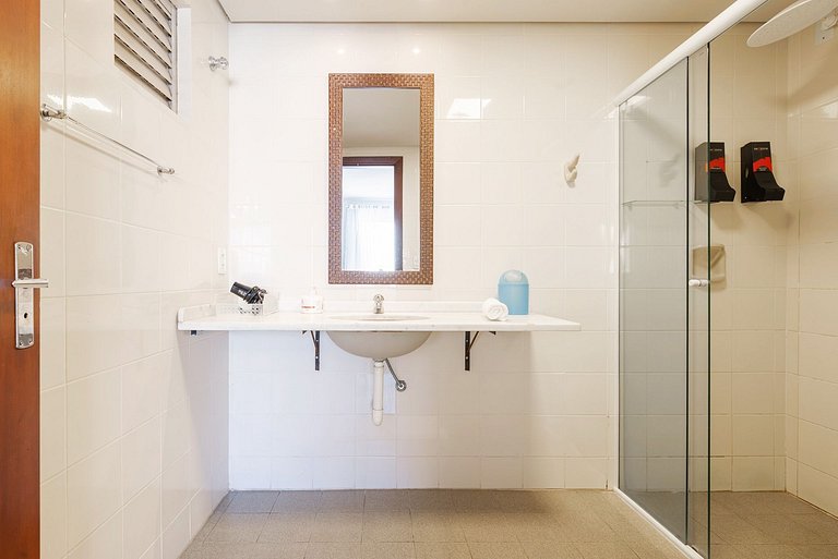 Apto com varanda 400m do mar B Camboriú RFT505