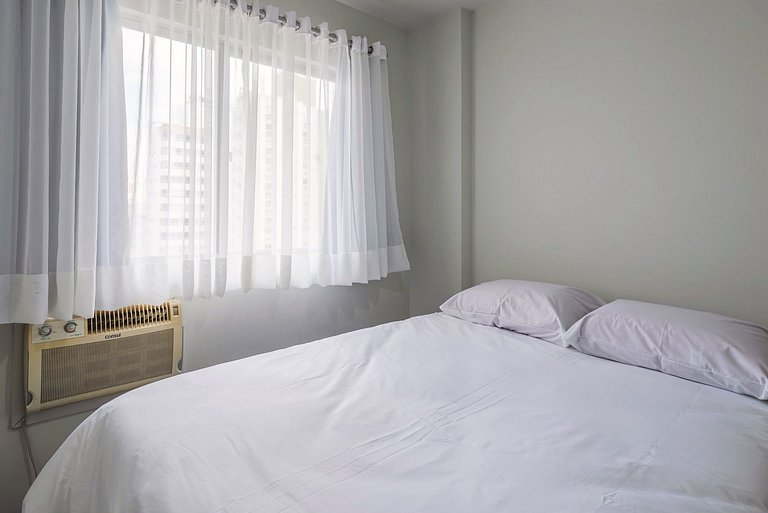 Apto com varanda 400m do mar B Camboriú RFT505