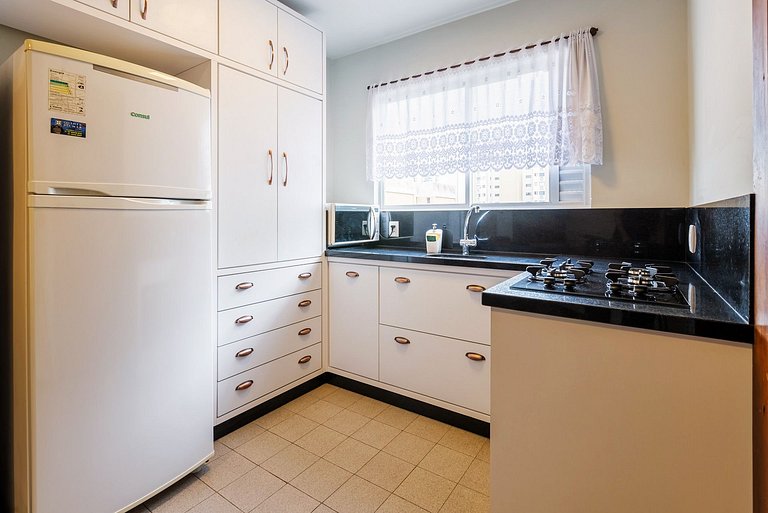 Apto com varanda 400m do mar B Camboriú RFT505