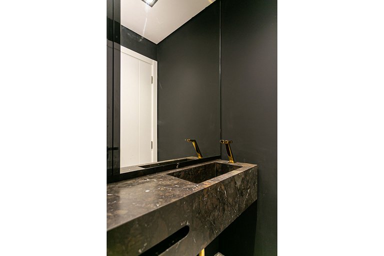 Apto de 2 andares com jacuzzi em Jurerê JRR410