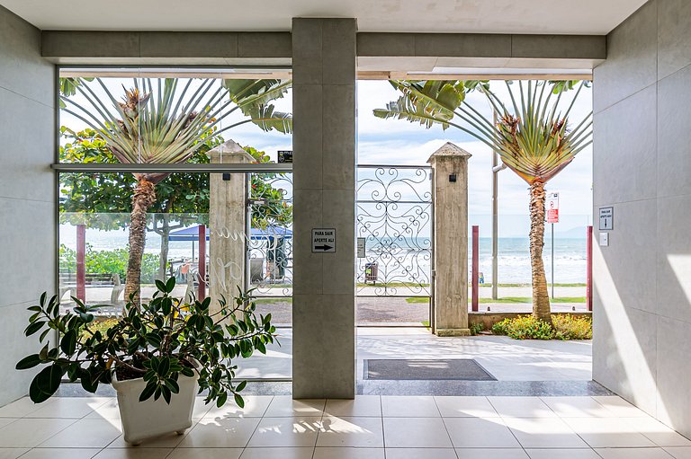 Apto pé na areia vista mar em Meia Praia EVB308