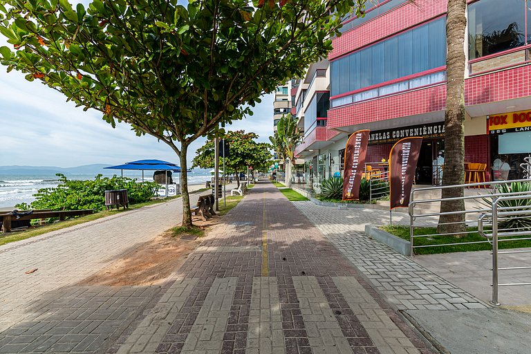 Apto pé na areia vista mar em Meia Praia EVB308