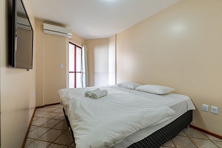 Apto pé na areia vista mar em Meia Praia EVB308