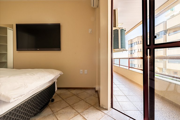 Apto pé na areia vista mar em Meia Praia EVB308