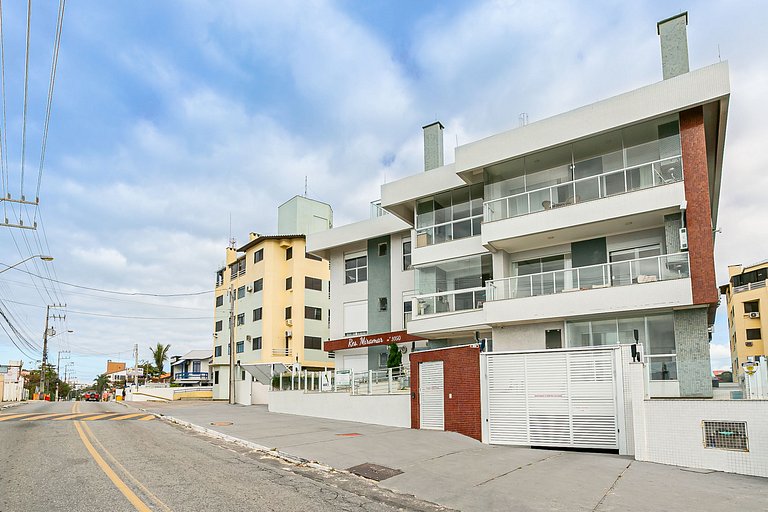 Apto com churrasqueira a 4min da praia RMI201