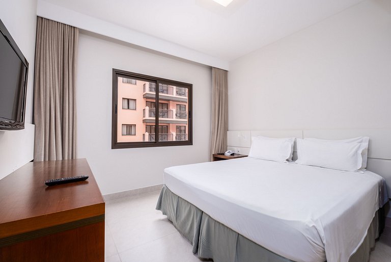 Belo apto c/ piscina em resort de luxo JBV152