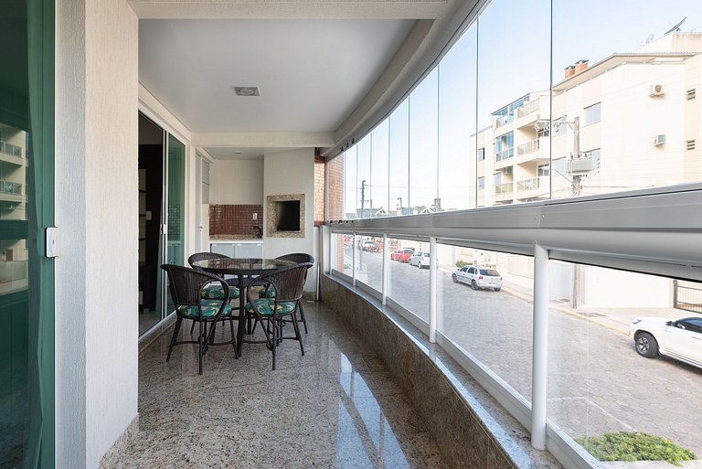 Apto c/varanda a 4min da praia de Bombas COL102