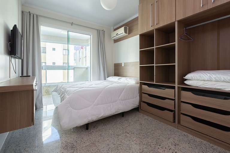 Apto c/varanda a 4min da praia de Bombas COL102