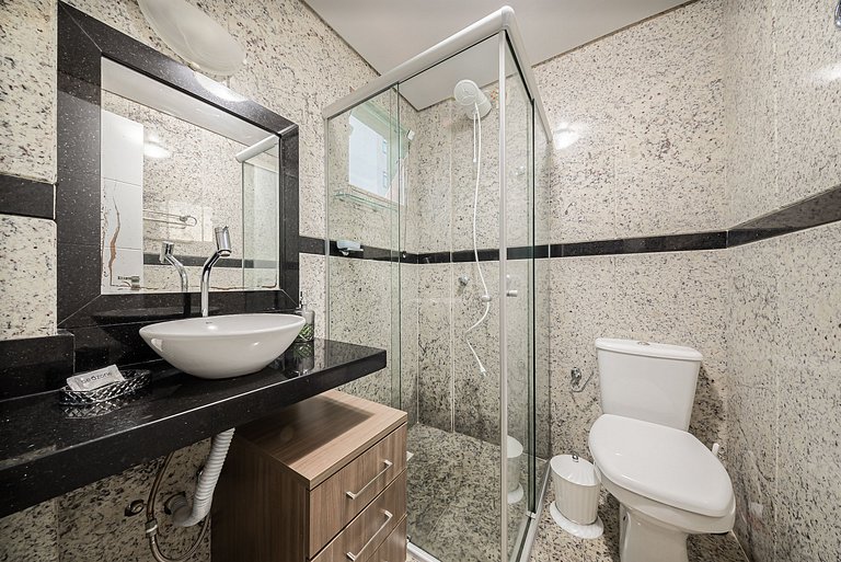 Apto c/varanda a 4min da praia de Bombas COL102