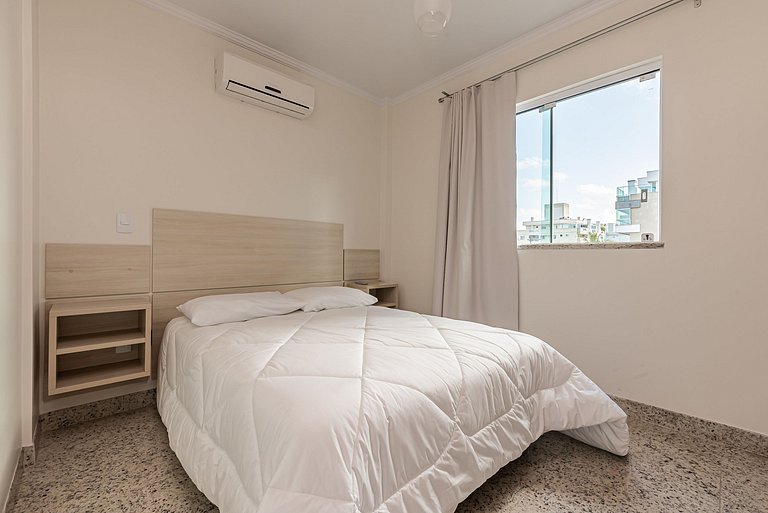 Apto c/varanda a 4min da praia de Bombas COL102