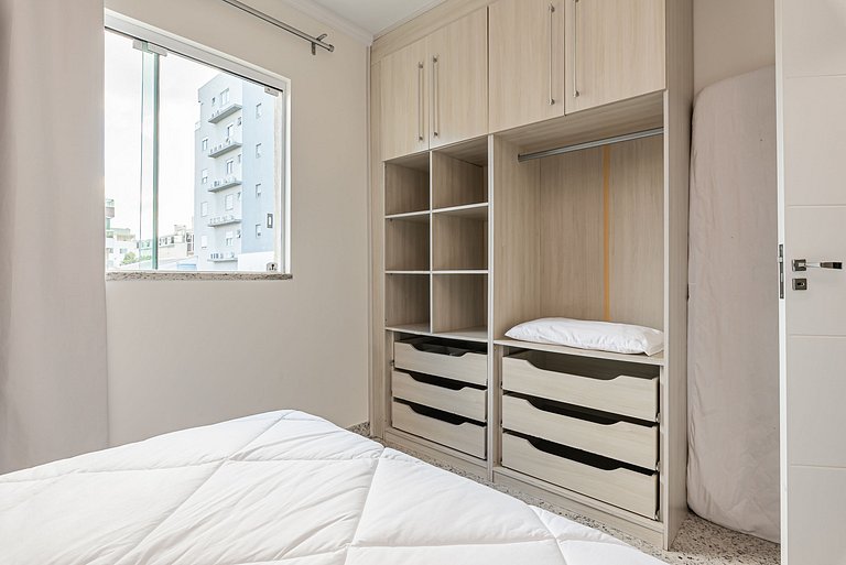 Apto c/varanda a 4min da praia de Bombas COL102