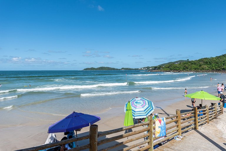 Apto c/varanda a 4min da praia de Bombas COL102