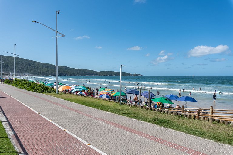 Apto c/varanda a 4min da praia de Bombas COL102