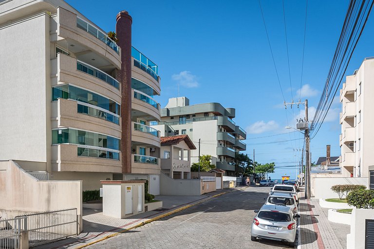 Apto c/varanda a 4min da praia de Bombas COL102