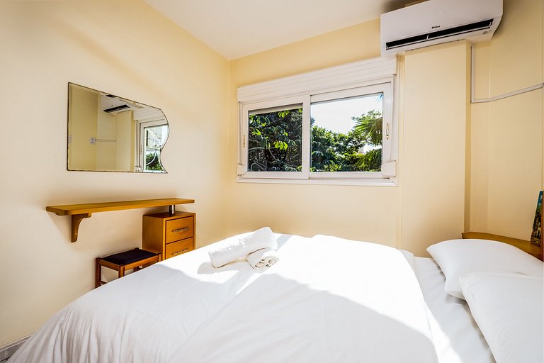 Apto c/churrasq a 10min da praia de Jurerê RFL203