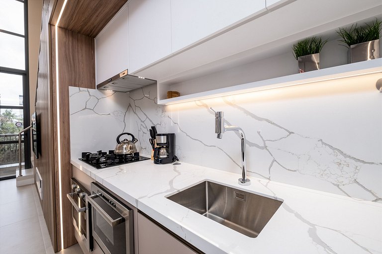 Apto confortável e completo em prédio novo JPR211