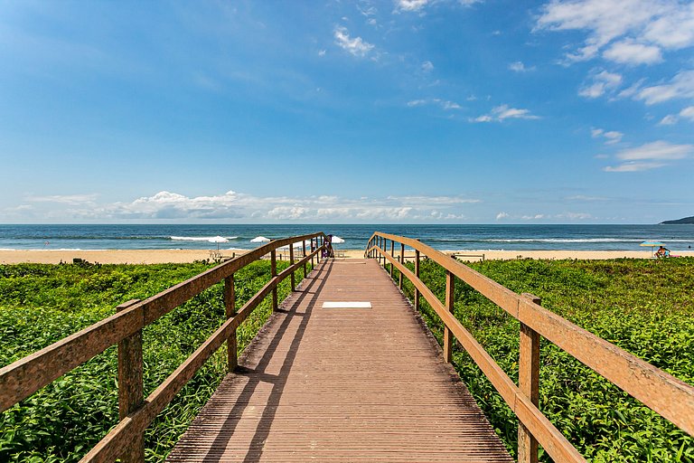 Apto charmoso c/ varanda a 150m da praia ABC403