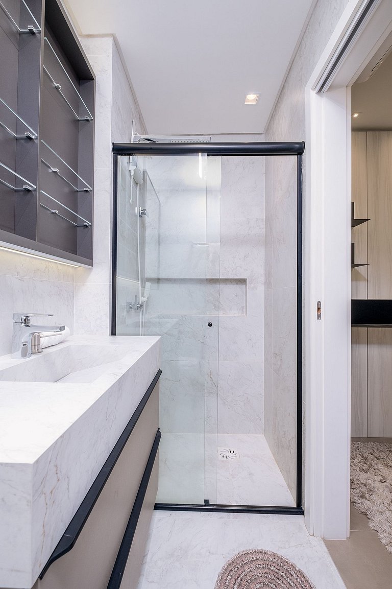 Apto c/piscina e churraq em Jurerê JPR217