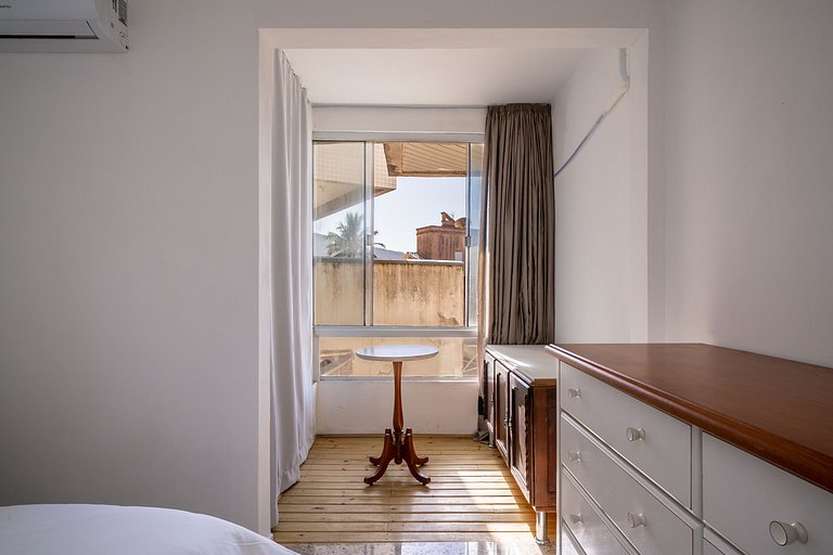 Apto com suíte e beira-mar em Bombas ROS001