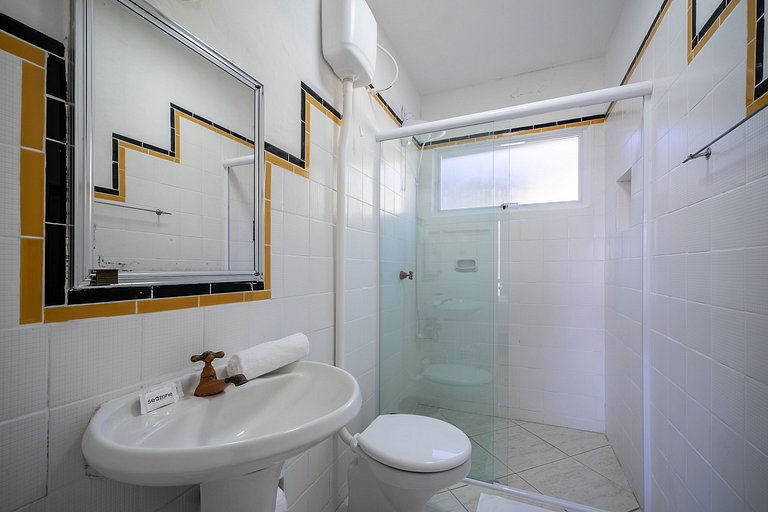 Apto com suíte e beira-mar em Bombas ROS001