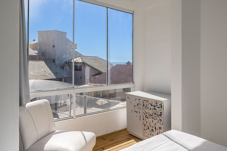 Apto com suíte e beira-mar em Bombas ROS001