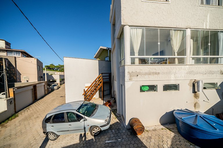 Apto com suíte e beira-mar em Bombas ROS001