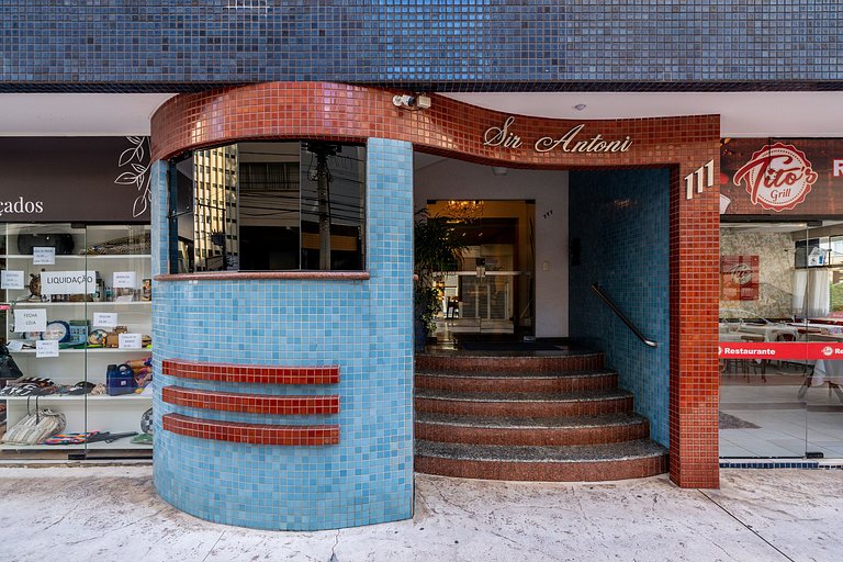 Apto c/varanda e churrasq a 110m do mar ESA901