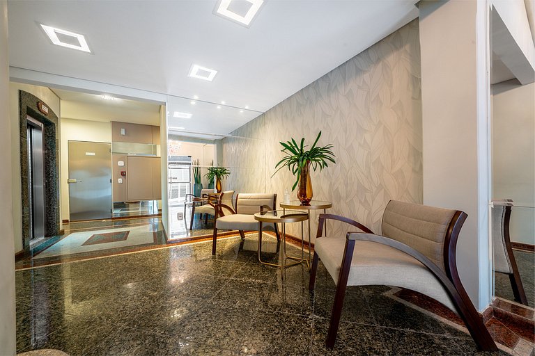 Apto c/varanda e churrasq a 110m do mar ESA901