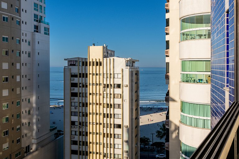 Apto c/varanda e churrasq a 110m do mar ESA901