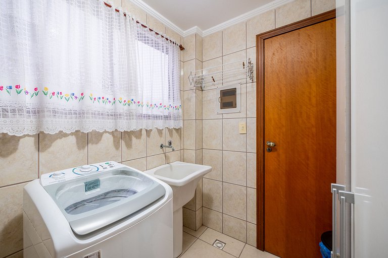 Apto c/varanda e churrasq a 110m do mar ESA901