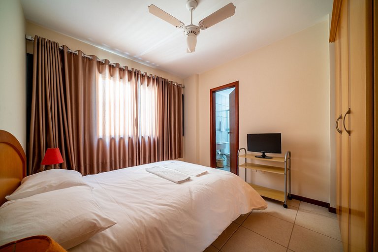 Apto c/varanda e churrasq a 110m do mar ESA901