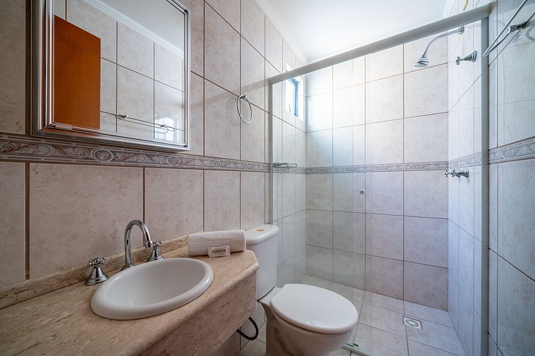 Apto c/varanda e churrasq a 110m do mar ESA901