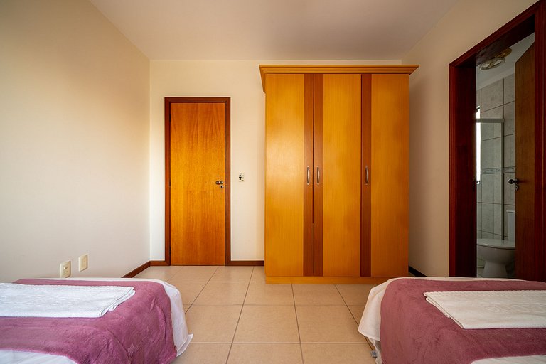 Apto c/varanda e churrasq a 110m do mar ESA901