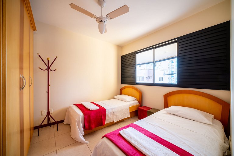 Apto c/varanda e churrasq a 110m do mar ESA901