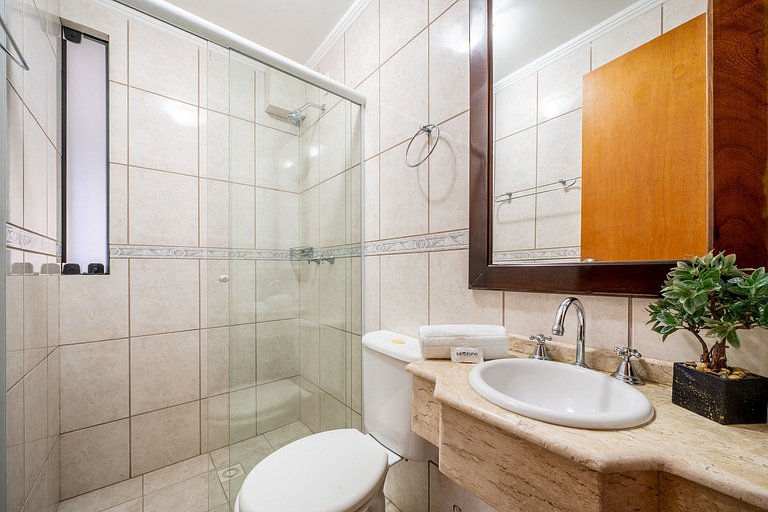 Apto c/varanda e churrasq a 110m do mar ESA901