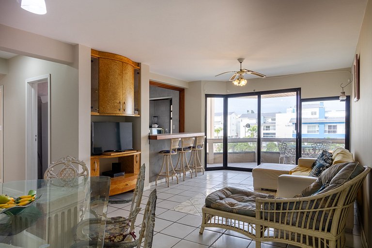 Apto com sacada a poucos metros da Praia VIN202