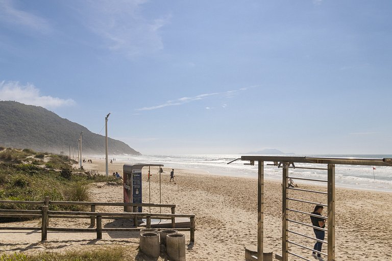 Apto com sacada a poucos metros da Praia VIN202