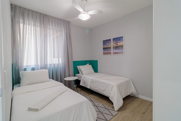 Tranquilo paseo marítimo con vistas a la isla CCA201