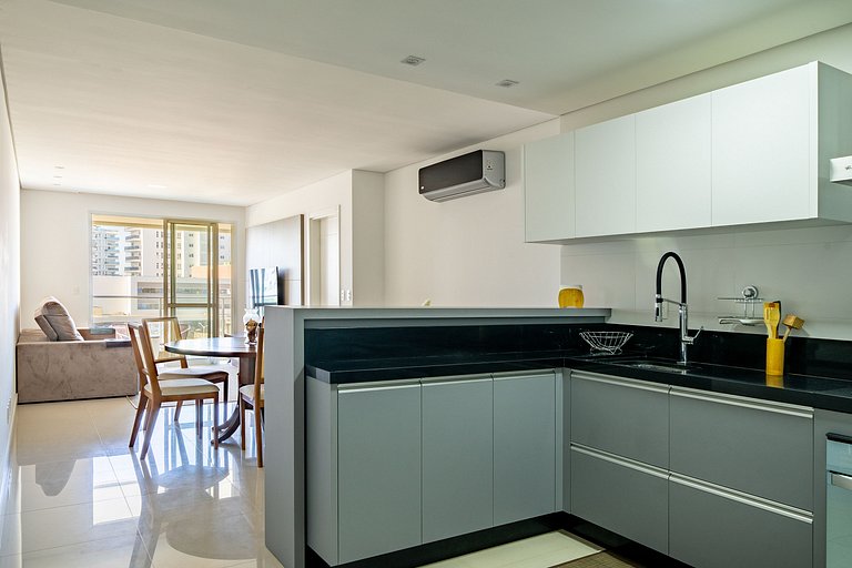 Apto charmoso c/ varanda a 150m da praia ABC403