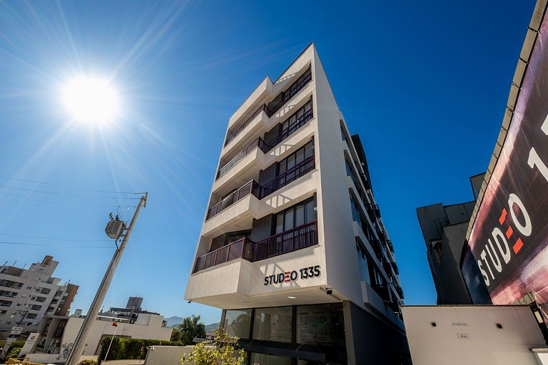 Belíssimo e moderno studio para casais STU309