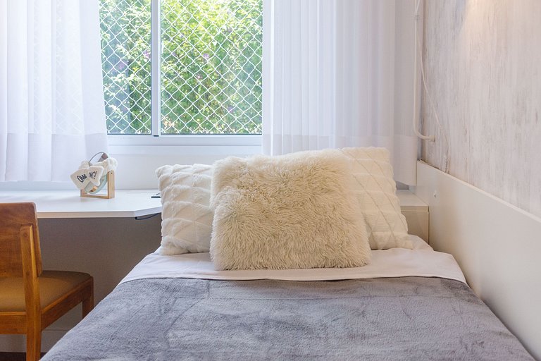 Apto. moderno em condomínio com piscina CME0107